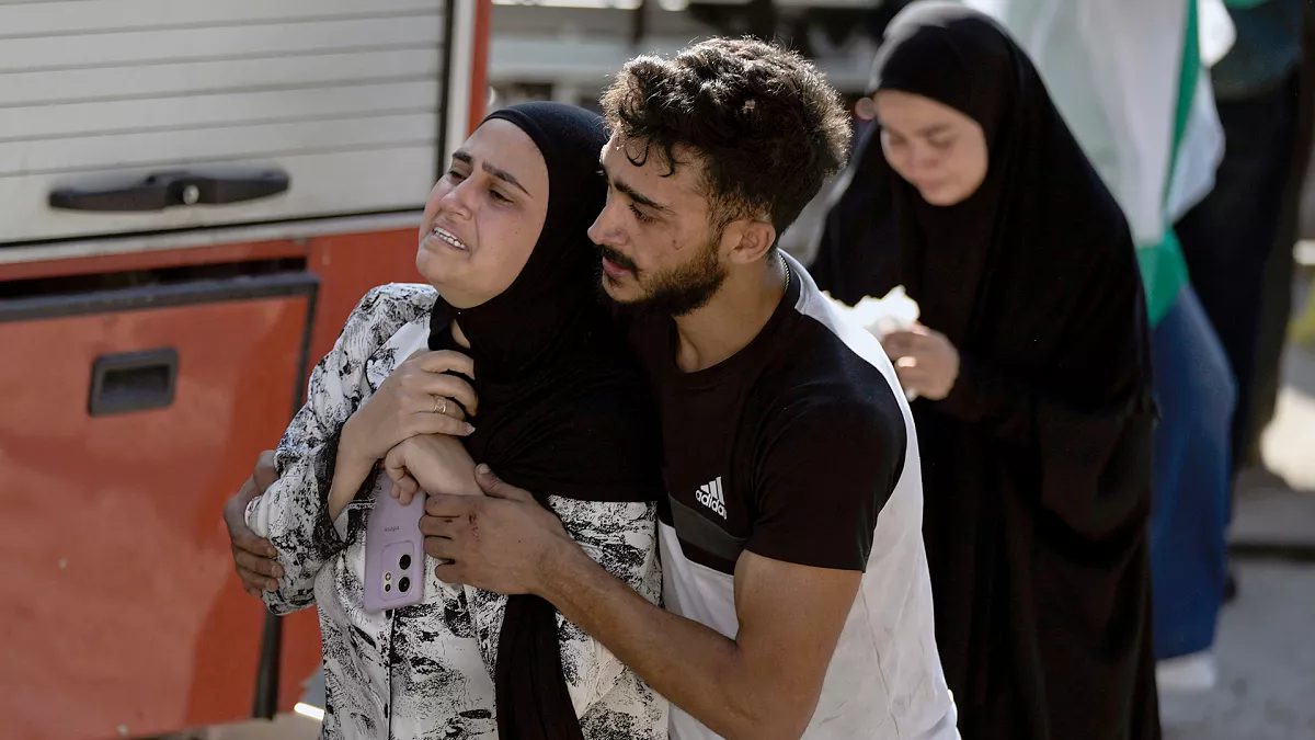 Israel Attacks Border Crossings While Thousands Flee Lebanon to Syria