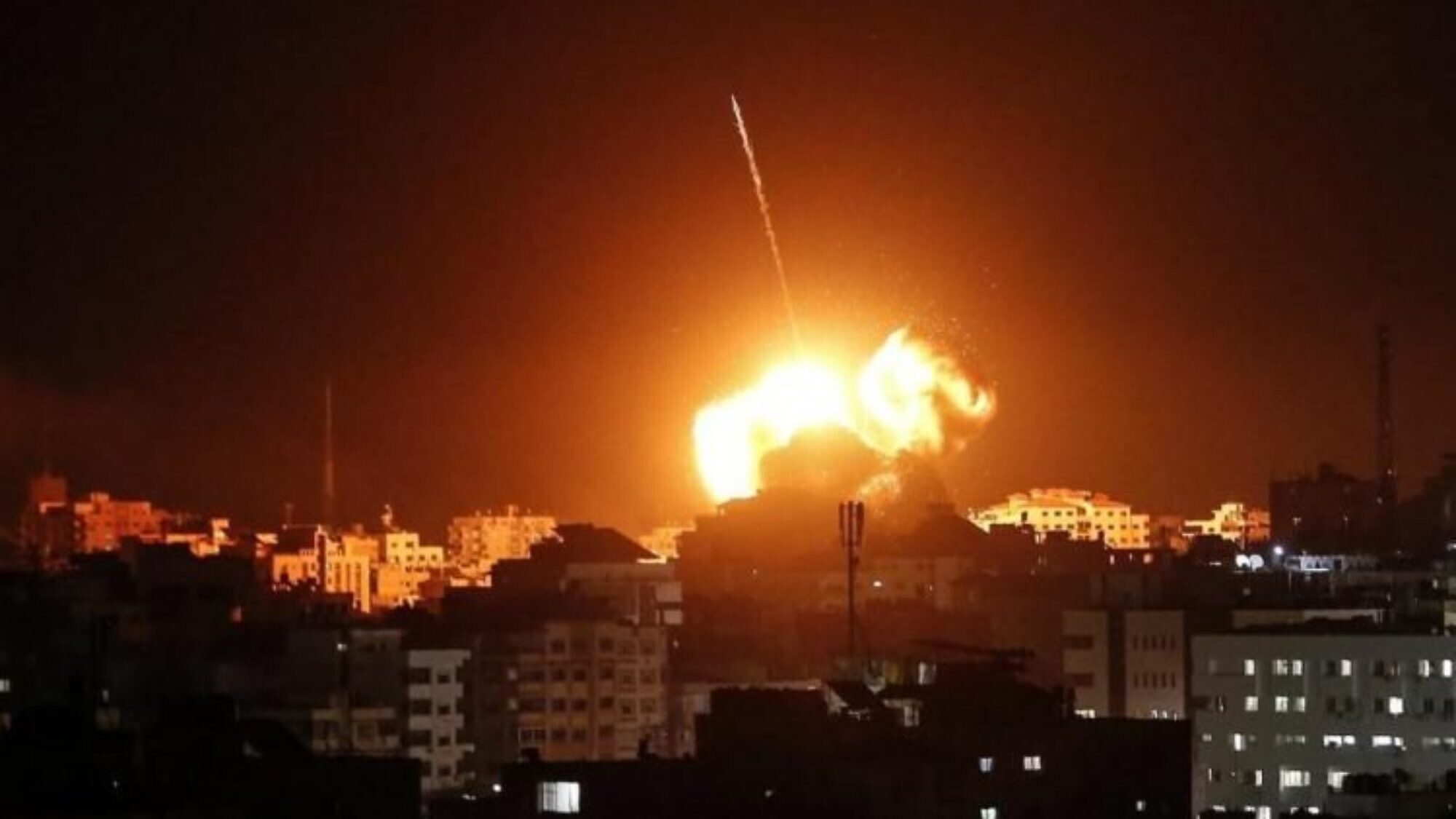 Israeli Air Raids Hit Syrian-Lebanese Border and Key Military Sites in Syria